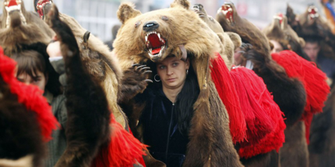 O κάθε λαός έχει τις δικές του παραδόσεις, τα δικά του ήθη και έθιμα για την παραμονή Πρωτοχρονιάς που σε όλους τους υπόλοιπους φαντάζουν περίεργα και ιδιαίτερα. Τέτοια περίπτωση αποτελεί και ένα έθιμο που αναβιώνει κάθε χρόνο τέτοια μέρα στην περιοχή της