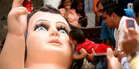 Πλήθος πιστών επισκέπτονται το ομοίωμα του Θείου Βρέφους σε εκκλησία του Μεξικού. Εχει μήκος πέντε μέτρα, ζυγίζει μισό τόνο και θεωρείται ότι είναι το μεγαλύτερο στον κόσμο. 