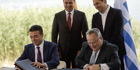 Η στιγμή της υπογραφής