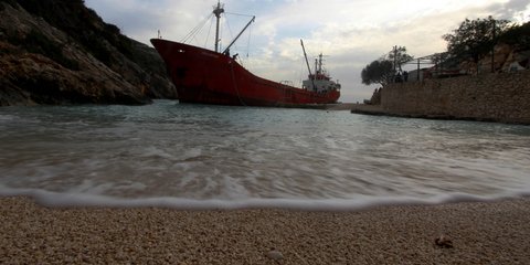 Καράβι βγήκε στη... στεριά στη Ζάκυνθο