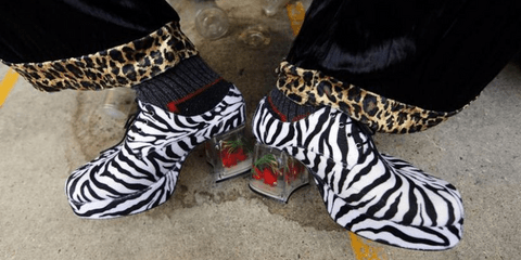 Ο ζωολογικός κήπος του Chessington απαγόρευσε τα ρούχα ή τα αξεσουάρ λεοπάρ ή με ρίγες ζέβρας με το επιχείρημα ότι φοβίζουν τα ζώα και διαταράσσουν το σύστημα επικοινωνίας τους.