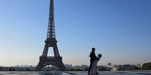 «Η εικόνα της ημέρας»: Λίγο πριν δύσει ο ήλιος -Zευγάρι χορεύει με φόντο τον Πύργο του Αϊφελ στο Παρίσι. 