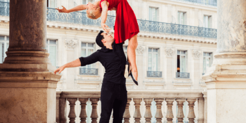 Χορευτές ακροβάτες φωτογραφίζονται μπροστά σε μνημεία [εικόνα]