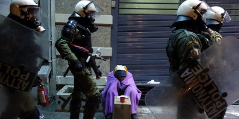 Αθήνα: O ζητιάνος και τα ΜΑΤ -Από την πορεία στη μνήμη του Α. Γρηγορόπουλου