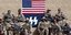Αμερικανοί στρατιώτες ποζάρουν με την σημαία των SS