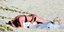 Οι ερωτικές περιπτύξεις της Κέιτ Μος με τον άνδρας της σε παραλία γυμνιστών [εικ