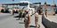 Λεωφορεία με αντάρτες αναχωρούν υπό το βλέμμα στρατιωτών του Άσαντ (Φωτογραφία: AP) 