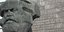 Άγαλμα του Καρλ Μαρξ στη γεετειρά του. Φωτογραφία: AP