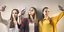 Νεαρές κοπέλες βγάζουν selfie /Φωτογραφία: Shutterstock