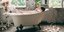 Μια γυναίκα κάνει μπάνιο σε μπανιέρα