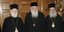 Ο Αρχιεπίσκοπος Κρήτης Ειρηναίος (αριστερά) με τον Αρχιεπίσκοπο Ιερώνυμο (κέντρο) / Φωτογραφία: Eurokinissi