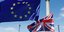 Οι σημαίες της ΕΕ και της Βρετανίας/Φωτογραφία: ΑΡ