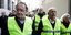 Ο Παναγιώτης Λαφαζάνης και μέλη της ΛΑΕ με κίτρινα γιλέκα έξω από την Γαλλική πρεσβεία- φωτογραφία eurokinissi