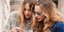 Street style stars ποζάρουν στο φακό/ Φωτογραφία: Shutterstock 