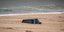 Αυτοκίνητο σκεπασμένο με άμμο σε παραλία στην Πρέβεζα (Φωτογραφία: EUROKINISSI/ΓΙΩΡΓΟΣ ΕΥΣΤΑΘΙΟΥ)