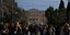 Πολίτες μπροστά από το κοινοβούλιο της Αθήνας την πρώτη ημέρα εξόδου στις αγορές -Φωτογραφία: AP Photo/Petros Giannakouris