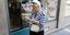 Μια συνταξιούχος σε δρόμο της Θεσσαλονίκης / Φωτογραφία: SOOC