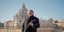 Ο ακροδεξιός αγκιτάτορας Στίβεν Μπάνον ποζάρει στο φακό με φόντο τον Άγιο Πέτρο στο Βατικανό (Φωτογραφία: ΑΡ /Marco Bonomo)