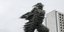 Το άγαλμα του Κώστα Βαρώτσου Δρομέας έξω από το Χίλτον- φωτογραφία intimenews