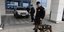 Ανδρες της ΕΛΑΣ με αστυνομικό σκύλο στο Ελ. Βενιζέλος (EUROKINISSI/ΤΑΤΙΑΝΑ ΜΠΟΛΑΡΗ)