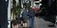 Δύο συνταξιούχοι περπατούν στον δρόμο (Φωτογραφία: SOOC)
