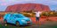 O Βίμπε Βάκερ, ποζάρει με το γαλάζιο, ηλεκτρικό αυτοκίνητο, με το οποίο διήνυσε 95.000 χιλιόμετρα, από το Αμστερνατ, έως την Αυστρλία