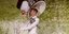 Η Όντρεϊ Χεπμπορν με μεγάλο καπέλο και ομπρέλα
