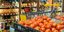 Ψωνια σε σούπερ μάρκετ, καροτσάκι και ντομάτες 