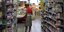 Γυναίκα ψωνίζει σε σούπερ μάρκετ 