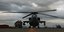 Αμερικανοί στρατιώτες φορτώνουν πυραύλους σε ελικόπτερο Apache 