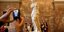 Τουρίστας φωτογραφίζει με κινητό την Αφροδίτη της Μήλου στο Λούβρο