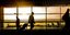 άνθρωποι με βαλίτσες στο αεροδρόμιο/Φωτογραφία: pexels