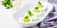 Αυγά βραστά με σάλτσα αβοκάντο σε λευκή πιατέλα