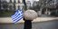 Γυναίκα με ελληνική σημαία και ομπρέλα