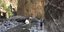 Δυο περιπατητές βαδίζουν σε στενό τμήμα του Φαραγγιού της Σαμαριάς στην Κρήτη