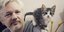 Ο Τζούλιαν Ασάνζ με τον γάτο του Τζέιμς στον ώμο