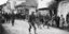 Γερμανοί στρατιώτες περνούν από ελληνικό χωριό στη διάρκεια της κατοχής