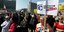 Διαδηλωτές, με πλακάτ, διαμαρτύρονται στους δρόμους του Βερολίνου για τα υψηλά ενοίκια