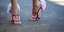 Γυναικεία πόδια με πεντικιούρ σε πέδιλα
