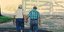 Δύο ηλικιωμένοι περπατούν χέρι-χέρι/Φωτογραφία: pexels