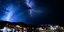Κεραυνοί φωτίζουν το νυχτερινό ουρανό της Κιμώλου, κατά τη διάρκεια παλαιότερης καταιγίδας 