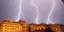 Τρεις κεραυνοί χτυπούν ταυτόχρονα το κέντρο της Θεσσαλονίκης, κοντά στην πλατεία Αριστοτέλους, κατά τη διάρκεια παλαιότερης ηλεκτρικής καταιγίδας. 