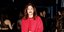 Η Μαίρη Συνατσάκη με κόκκινα μαλλιά και κόκκινο παλτό σε νυχτερινό κέντρο