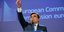 Ο εκπρόσωπος της Κομισιόν Μαργαρίτης Σχοινάς σηκώνει ψηλά το χέρι του κατά τη διάρκεια πρόσφατης συνέντευξης Τύπου