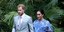 Η Μέγκαν Μαρκλ με φόρεμα στις αποχρώσεις του μπλε και πρίγκιπας Χάρι με κοστούμι 