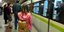 Κορίτσι περιμένει στην αποβάθρα τον συρμό του μετρό