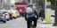 Νεαρός μετακινείται με ποδήλατο στην Αθήνα