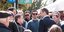 Ο Μητσοτάκης συνομιλεί με πολίτες στην οδό Ιονίου