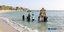 Επιτάφιος στη Νάξο μέσα στη θάλασσα