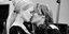 Η Νικόλ Κίντμαν φιλά τον Κιθ Ερμπαν. Ασπρόμαυρη φωτογραφία.